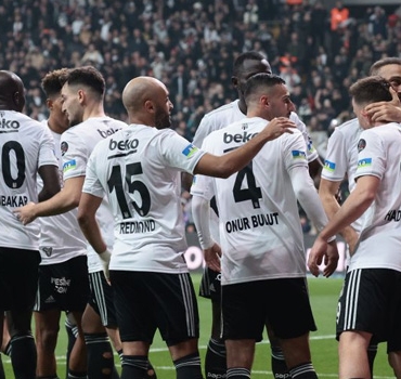0x0-45lik-mine-tugayin-genclik-sirri-ne-haftada-2-kez-bu-3lu-karisimi-yuzune-suruyor-tek-bir-kirisigi-yok-1722173509026