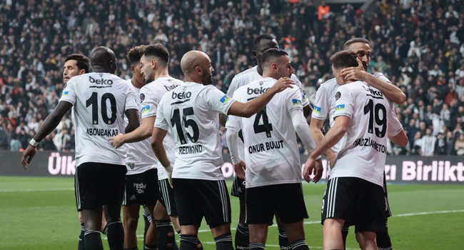 0x0-45lik-mine-tugayin-genclik-sirri-ne-haftada-2-kez-bu-3lu-karisimi-yuzune-suruyor-tek-bir-kirisigi-yok-1722173509026
