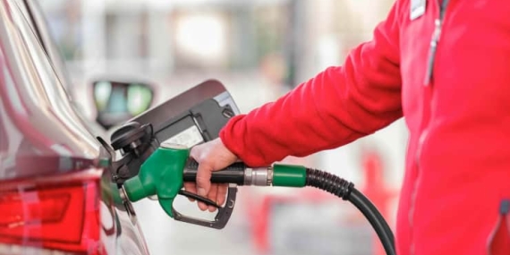 AKARYAKITTA DEV İNDİRİM: BENZİN VE MOTORİN FİYATLARI GERİLEDİ