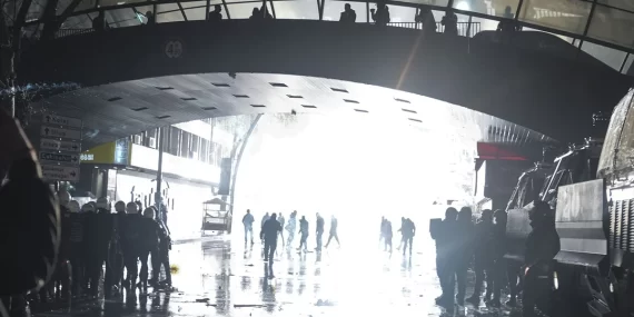 BAKAN YERLİKAYA: SARAÇHANE GÖSTERİLERİNDE 123 POLİS YARALANDI, 1.133 GÖZALTI VAR