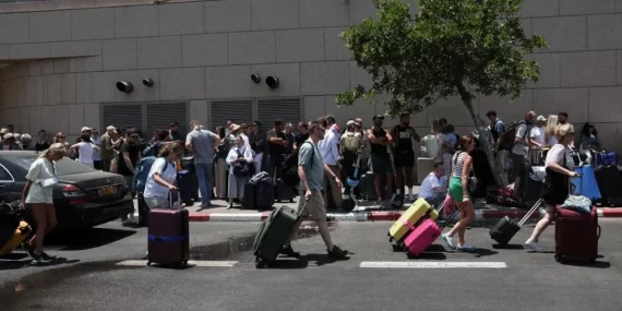 İSRAİL’DEN KAÇIŞ SÜRÜYOR: 5 BİN KİŞİ GÜNEY KIBRIS RUM KESİMİ’NE YERLEŞTİ