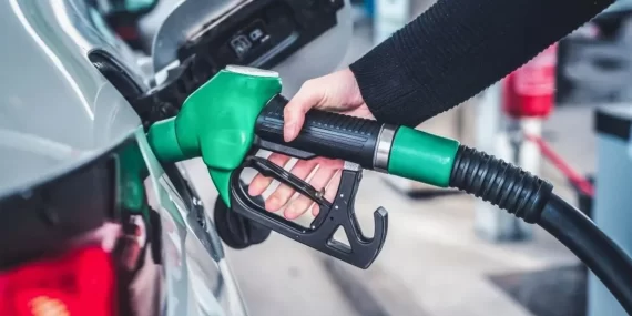 BENZİNE İNDİRİM, MOTORİNE ZAM GELDİ! GÜNCEL AKARYAKIT FİYATLARI BELLİ OLDU