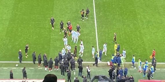 ADANA DEMİRSPOR-GALATASARAY MAÇI SKANDALLA SONLANDI: DÜNYA BASINI OLAYI YAZDI