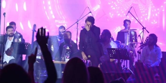 MAHSUN KIRMIZIGÜL SAHNEDE GÖZYAŞLARINI TUTAMADI