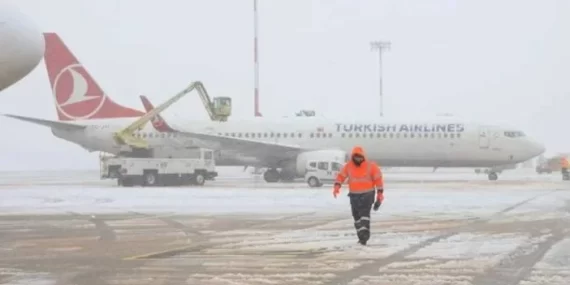 İSTANBUL’DA KAR YAĞIŞI NEDENİYLE 350 UÇUŞ İPTAL EDİLDİ