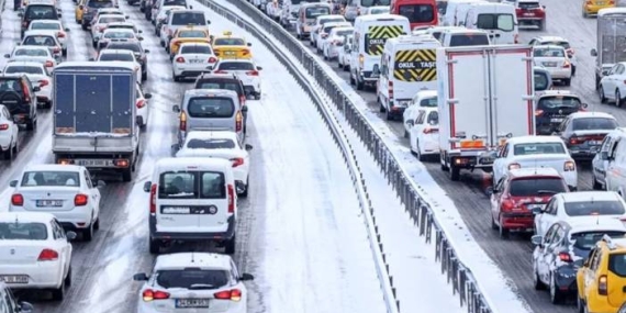 İSTANBUL’DA TRAFİK DURMA NOKTASINA GELDİ
