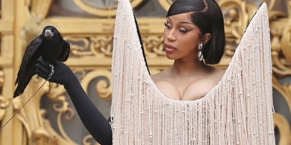 Cardi B, Paris Moda Haftası’na Canlı Karga ile Damga Vurdu!