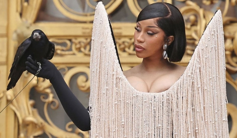Cardi B, Paris Moda Haftası’na Canlı Karga ile Damga Vurdu!