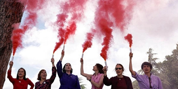 ROMA’DA PEMBE DUMANLI PROTESTO