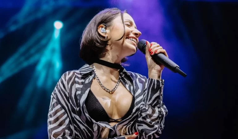 Zeynep Bastık Konserde Sinirlendi!