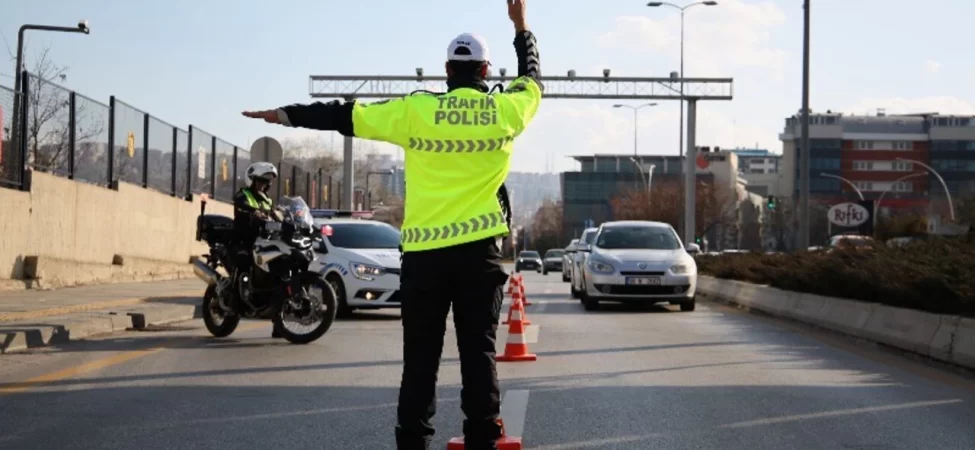 3781-gulsen-kimdir-hayati-kariyeri-sarkilari-ve-ozel-yasami