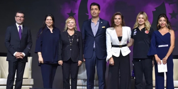 EBRU YAŞAR’A “YILIN İLHAM VEREN MÜZİK SANATÇISI” ÖDÜLÜ