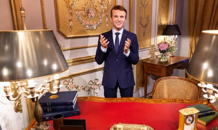 Emmanuel Macron’un Bal Mumu Heykeli Paris’te Çalındı