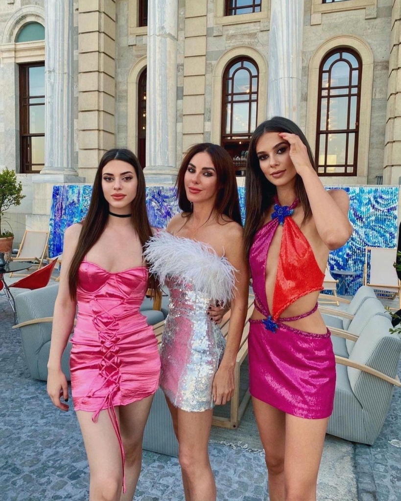 50. yaşını kutlayan Defne Samyeli, paylaştığı fotoğrafta kızı ve kardeşini adeta harcadı