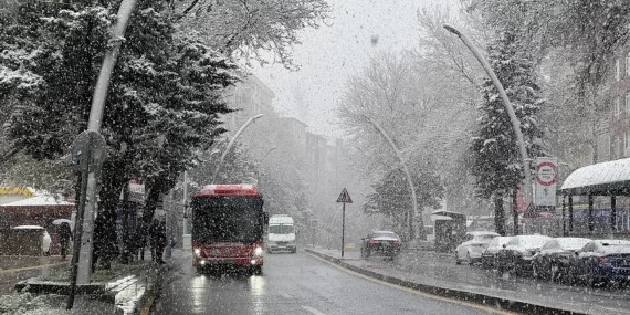 ANKARA’DA KAR YAĞIŞI ETKİSİNİ SÜRDÜRÜYOR!