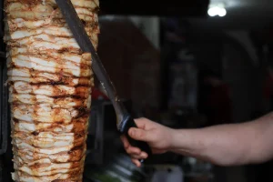 Türk Turistlerin Yunanistan’da Domuz Döneri Tercihi