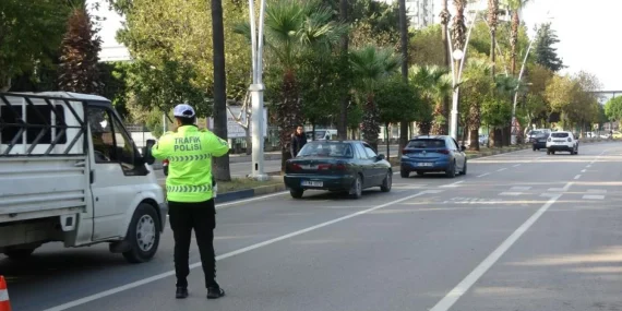 ADANA’DA YAYA GEÇİTLERİNDE SÜRÜCÜLERE DRONE DENETİMİ: 90 BİN TL CEZA