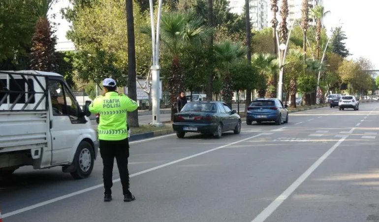 ADANA’DA YAYA GEÇİTLERİNDE SÜRÜCÜLERE DRONE DENETİMİ: 90 BİN TL CEZA