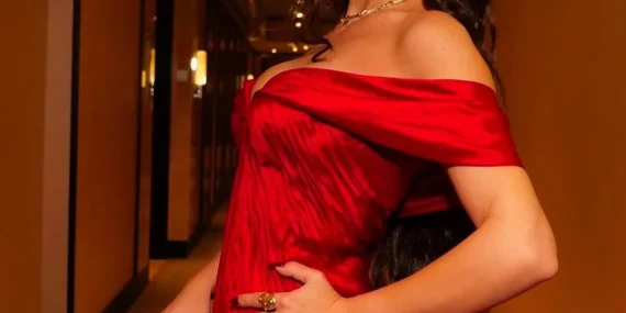 Demet Özdemir Dubai’de Göz Kamaştırdı: Kırmızı Elbisesiyle DIAFA Ödül Töreni’nde Büyüledi