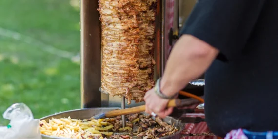 HOLLANDA HAVAYOLU ŞİRKETİNDEN YENİLİK: UÇAKTA DÖNER VE AYRAN MENÜSÜ
