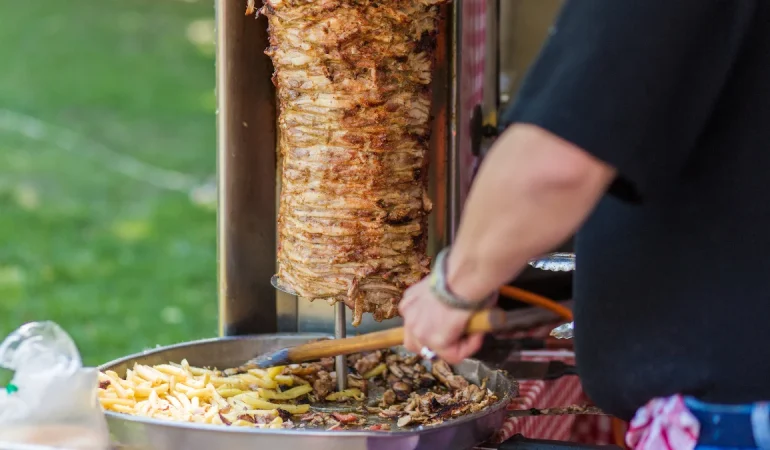 HOLLANDA HAVAYOLU ŞİRKETİNDEN YENİLİK: UÇAKTA DÖNER VE AYRAN MENÜSÜ