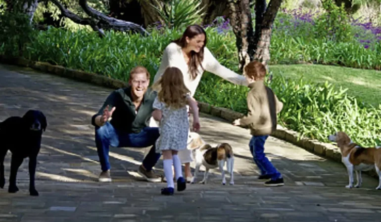 MEGHAN MARKLE VE PRENS HARRY, AİLE FOTOĞRAFIYLA GÜNDEMDE