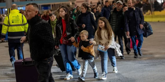 Santorini’de Büyük Endişe: Depremler Devam Ediyor, Tsunami ve Yanardağ Patlaması Riskine Dikkat