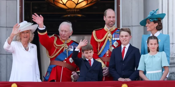 İngiliz Kraliyet Ailesi Trooping the Colour Töreninde Halkla Buluştu
