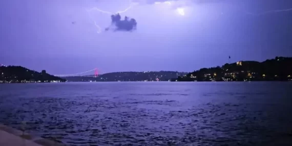 İSTANBUL’DA GECEYİ ŞİMŞEKLER AYDINLATTI!