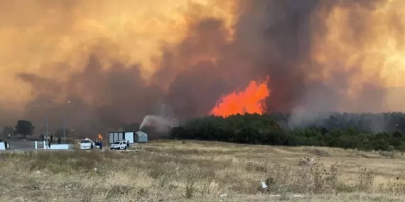 ÇANAKKALE’DE ORMAN YANGINI: İTFAİYE ARACI ALEVLERİN ARASINDA KALDI!