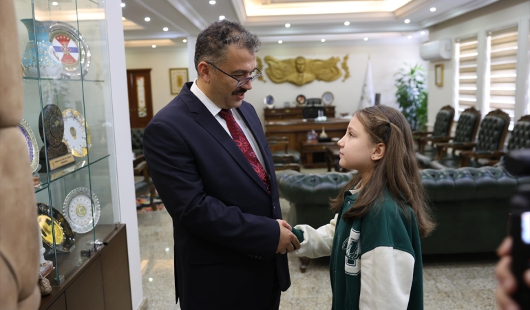 IĞDIR’DA YAĞMUR ALTINDA İSTİKLAL MARŞI OKUYAN ÖĞRENCİ ÖDÜLLENDİRİLDİ