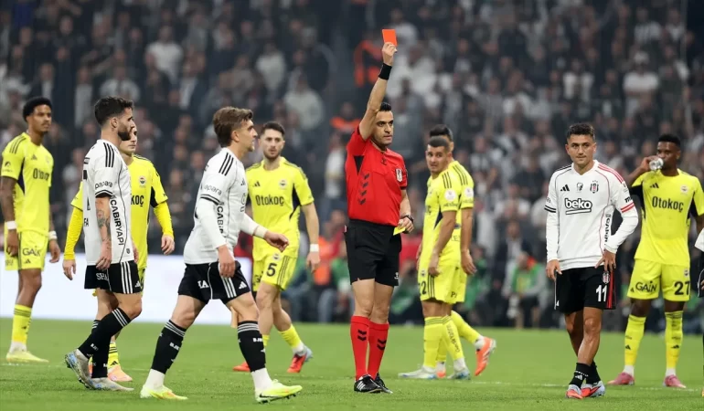 BEŞİKTAŞ DERBİDE 10 KİŞİ KALDI! FENERBAHÇE KARŞISINDA GERGİN ANLAR YAŞANDI