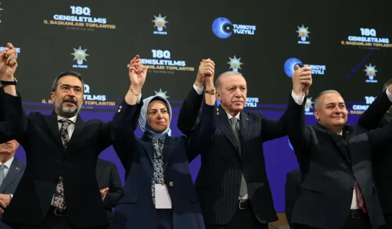 Üç belediye başkanı AK Parti’ye geçti: Rozetleri Erdoğan taktı