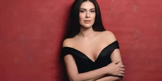 LİSELİ BERGÜZAR KOREL PAYLAŞIMIYLA NOSTALJİ ESTİRDİ