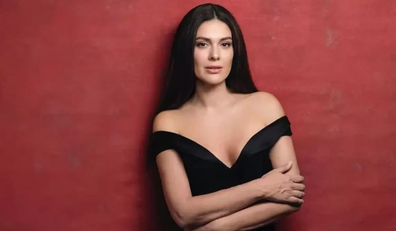 LİSELİ BERGÜZAR KOREL PAYLAŞIMIYLA NOSTALJİ ESTİRDİ