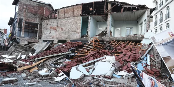 Balıkesir Depreminde Yaralı Vatandaşlar Taburcu Edildi