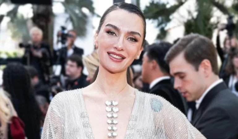 Birce Akalay’dan Aile Pozları: Aşk Karelerine Kısa Bir Mola