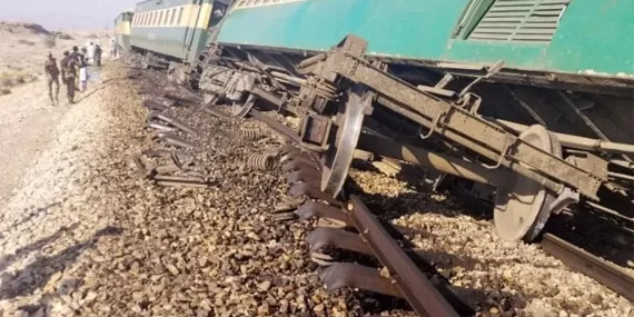 Pakistan’da Yolcu Trenine Bombalı Saldırı: 12 Yaralı
