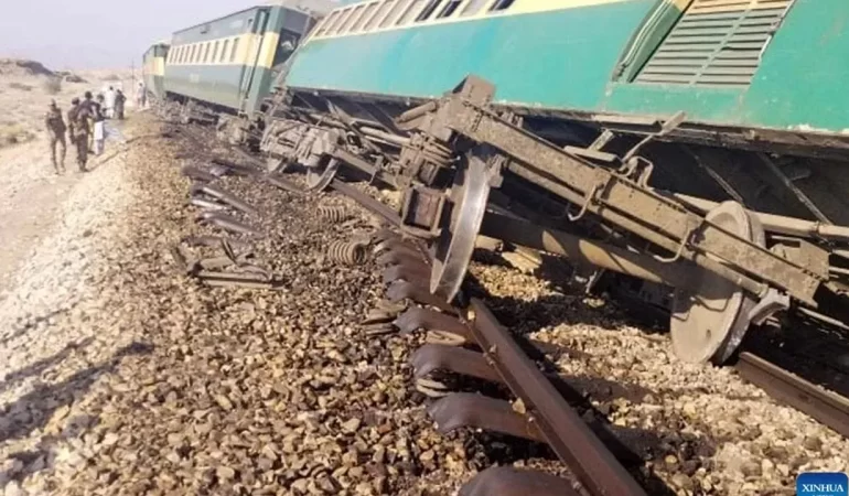 Pakistan’da Yolcu Trenine Bombalı Saldırı: 12 Yaralı