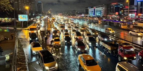 İstanbul’da Yağmur Trafiği Felç Etti: Yoğunluk Yüzde 85’i Aştı