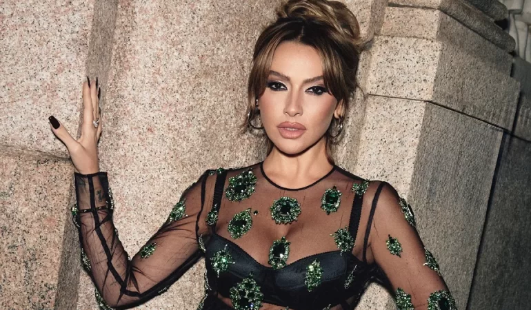 Hadise’nin Şeffaf Elbisesi Milano Moda Haftası’nı Salladı