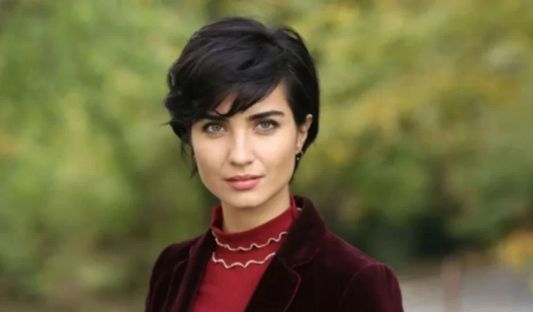 Tuba Büyüküstün Paris’te Stil Şov Yaptı!