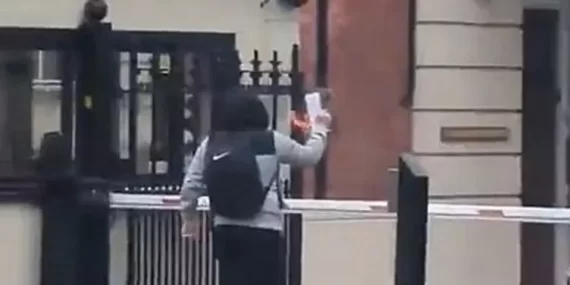 LONDRA’DA TÜRK KONSOLUSLUĞU ÖNÜNDE KUR’AN-I KERİM YAKILDI