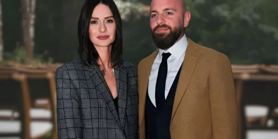 Yasemin Ergene’den Ayrılan İzzet Özilhan İlk Kez Eğlencede Görüntülendi: Bekar Hayatına Hızlı Giriş Yaptı