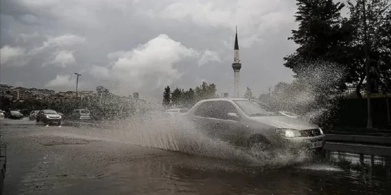 İstanbul Valiliği Uyardı: Cuma Günü Kuvvetli Sağanak Bekleniyor
