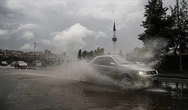 İstanbul Valiliği Uyardı: Cuma Günü Kuvvetli Sağanak Bekleniyor