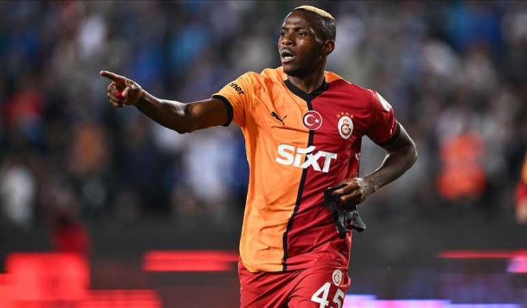Yıldız futbolcu Osimhen kol kırığı nedeniyle operasyon geçirdi