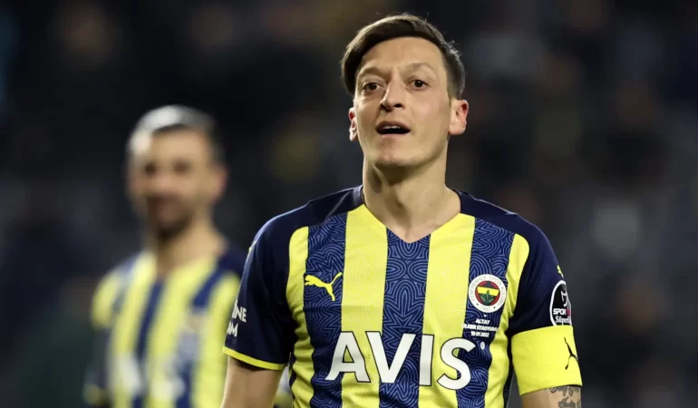 Mesut Özil’in Eşi Amine Gülşe Kariyerine Dair İddiaları Yalanladı: “Mesut Bana Asla Yasak Koymaz”