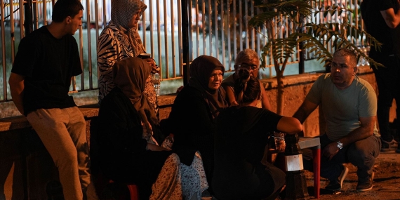 6,1’lik Deprem Sonrası Halk Sındırgı’da Geceyi Sokakta Geçirdi