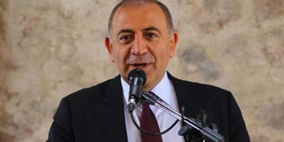 CHP İstanbul’da kayyum krizi: Gürsel Tekin protestolar eşliğinde binaya geldi